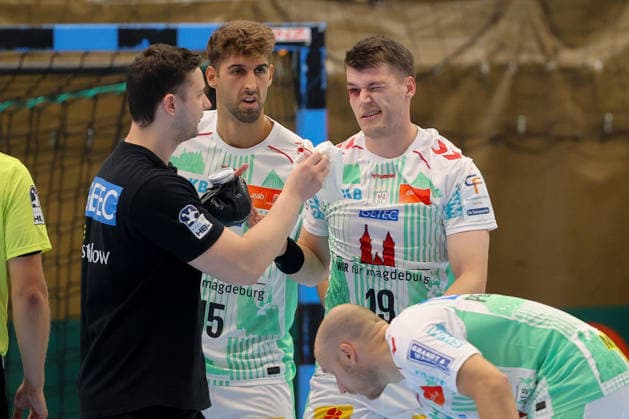 07.08.2026, xtgx, Handball Turnier, EHV Aue - SC Magdeburg emspor, v.l. Elvar Orn Jonsson (Magdeburg, 19) verletzt, Verletzung, Auge Lößnitz *** August 7, 2026, xtgx, Handball Tournament, EHV Aue vs. SC Magdeburg emspor, from left: Elvar Orn Jonsson (Magdeburg), 19 injured, injury, Auge Lößnitz