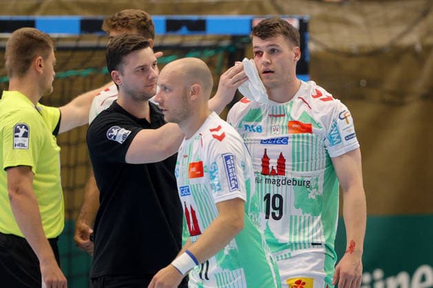 07.08.2026, xtgx, Handball Turnier, EHV Aue - SC Magdeburg emspor, v.l. Elvar Orn Jonsson (Magdeburg, 19) verletzt, Verletzung, Auge Lößnitz *** August 7, 2026, xtgx, Handball Tournament, EHV Aue vs. SC Magdeburg emspor, from left: Elvar Orn Jonsson (Magdeburg), 19 injured, injury, Auge Lößnitz
