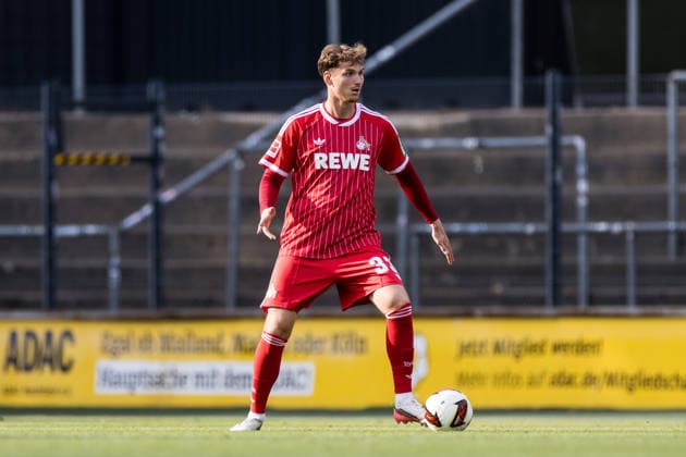 COLOGNE, GERMANY - AUGUST 07: Rav van den Berg (1. FC Koeln, 33) controls the ball during a friendly match of season 2026 27 between 1. FC Köln vs. Real Sociedad San Sebastian at Geissbockheim on August 07, 2026 in Cologne, Germany. North Rhine Westphalia Germany Copyright: xSteffiexWunderlx