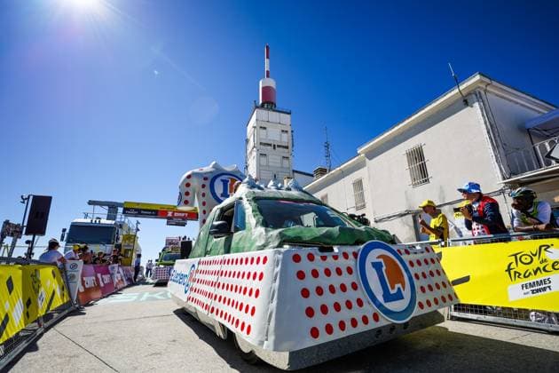 7E ÉTAPE DU TOUR DE FRANCE FEMMES AU MONT VENTOUX. PHOTOPQR LE DAUPHINE Eliot BERNARD ; Bédoin ; 07 08 2026 ; Mont Ventoux, le 7 août 2026. Passage des caravanes du Tour et ambiance au sommet du mont Ventoux pour la 7e étape du Tour de France Femmes avec Zwift. Photo : Eliot Bernard. 7th stage of the fifth edition of the Women s Tour de France cycling race, 146.8 km from Voulte-sur-Rhone to The Mont Ventoux, at The Mont Ventoux, southeastern France on August 7, 2026. Bédoin Vaucluse Provence-Alpes-Côte d Azur France  Copyright: xPHOTOPQR LExDAUPHINE MAXPPPxEliotxBERNARDx 20260807JDL3907 20260807JDL3907