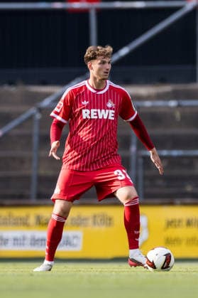 COLOGNE, GERMANY - AUGUST 07: Rav van den Berg (1. FC Koeln, 33) controls the ball during a friendly match of season 2026 27 between 1. FC Köln vs. Real Sociedad San Sebastian at Geissbockheim on August 07, 2026 in Cologne, Germany. North Rhine Westphalia Germany Copyright: xSteffiexWunderlx