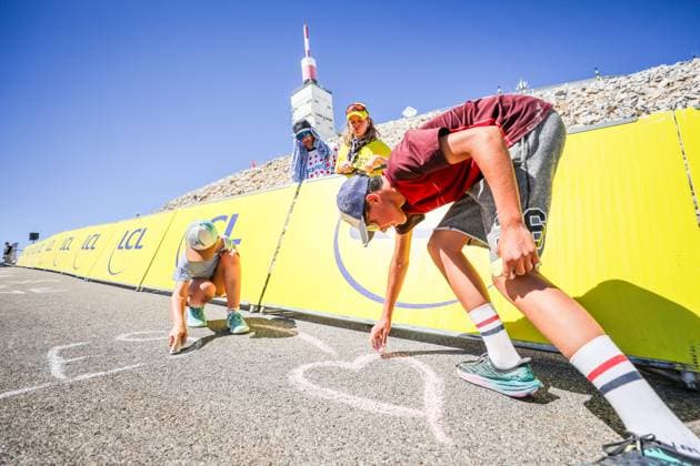 7E ÉTAPE DU TOUR DE FRANCE FEMMES AU MONT VENTOUX. PHOTOPQR LE DAUPHINE Eliot BERNARD ; Bédoin ; 07 08 2026 ; Mont Ventoux, le 7 août 2026. Passage des caravanes du Tour et ambiance au sommet du mont Ventoux pour la 7e étape du Tour de France Femmes avec Zwift. Photo : Eliot Bernard. 7th stage of the fifth edition of the Women s Tour de France cycling race, 146.8 km from Voulte-sur-Rhone to The Mont Ventoux, at The Mont Ventoux, southeastern France on August 7, 2026. Bédoin Vaucluse Provence-Alpes-Côte d Azur France  Copyright: xPHOTOPQR LExDAUPHINE MAXPPPxEliotxBERNARDx 20260807JDL3909 20260807JDL3909
