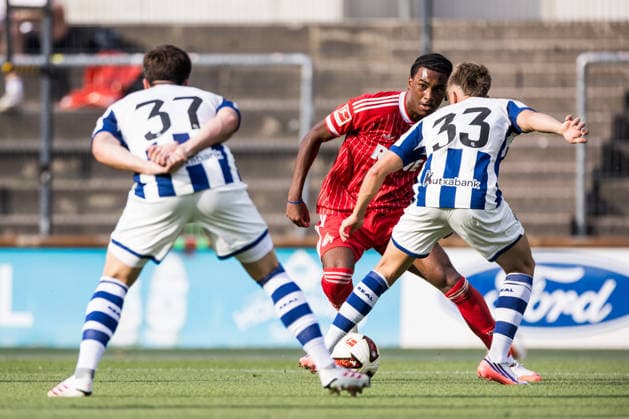 COLOGNE, GERMANY - AUGUST 07: Reigan Heskey (1. FC Koeln, 11) controls the ball against Luken Beitia (Real Sociedad San Sebastian, 37) and Inaki Ruperez (Real Sociedad San Sebastian, 33) during a friendly match of season 2026 27 between 1. FC Köln vs. Real Sociedad San Sebastian at Geissbockheim on August 07, 2026 in Cologne, Germany. North Rhine Westphalia Germany Copyright: xSteffiexWunderlx