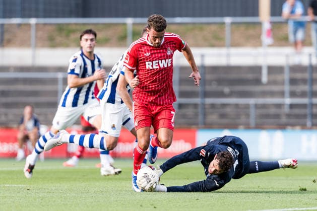 COLOGNE, GERMANY - AUGUST 07: Luca Waldschmidt (1. FC Koeln, 7) controls the ball against Unai Marrero Larrangaga (Real Sociedad San Sebastian, 13) catching it off his feet during a friendly match of season 2026 27 between 1. FC Köln vs. Real Sociedad San Sebastian at Geissbockheim on August 07, 2026 in Cologne, Germany. North Rhine Westphalia Germany Copyright: xSteffiexWunderlx