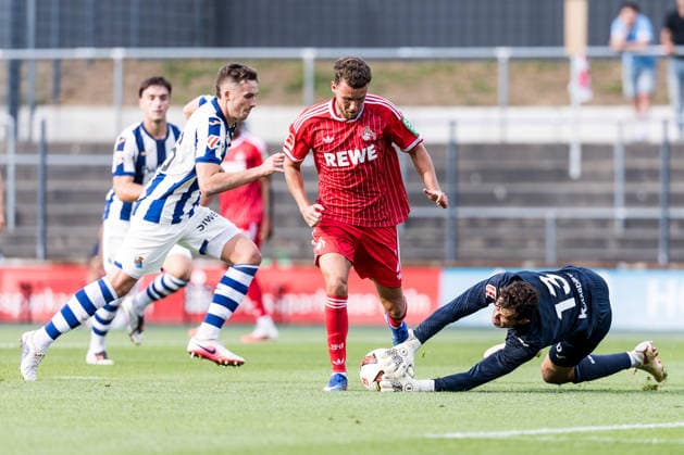 COLOGNE, GERMANY - AUGUST 07: Luca Waldschmidt (1. FC Koeln, 7) controls the ball against Unai Marrero Larrangaga (Real Sociedad San Sebastian, 13) catching it off his feet during a friendly match of season 2026 27 between 1. FC Köln vs. Real Sociedad San Sebastian at Geissbockheim on August 07, 2026 in Cologne, Germany. North Rhine Westphalia Germany Copyright: xSteffiexWunderlx