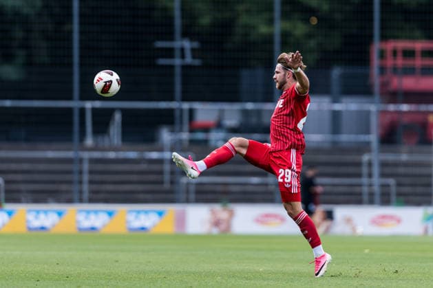 COLOGNE, GERMANY - AUGUST 07: Jan Thielmann (1. FC Koeln, 29) trying to catch the ball during a friendly match of season 2026 27 between 1. FC Köln vs. Real Sociedad San Sebastian at Geissbockheim on August 07, 2026 in Cologne, Germany. North Rhine Westphalia Germany Copyright: xSteffiexWunderlx