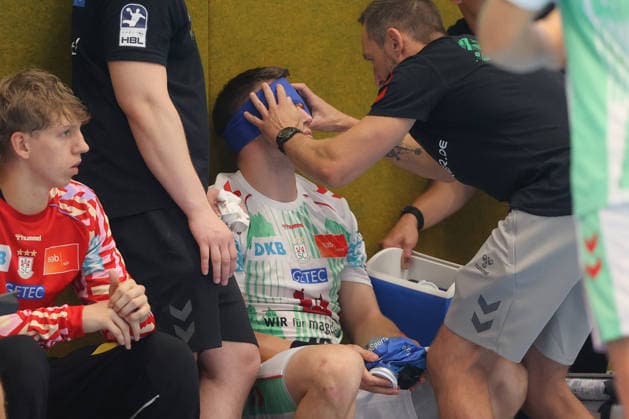 07.08.2026, xtgx, Handball Turnier, EHV Aue - SC Magdeburg emspor, v.l. Elvar Orn Jonsson (Magdeburg, 19) verletzt, Verletzung, Auge Lößnitz *** August 7, 2026, xtgx, Handball Tournament, EHV Aue vs. SC Magdeburg emspor, from left: Elvar Orn Jonsson (Magdeburg), 19 injured, injury, Auge Lößnitz