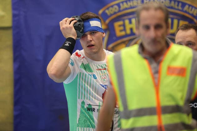 07.08.2026, xtgx, Handball Turnier, EHV Aue - SC Magdeburg emspor, v.l. Elvar Orn Jonsson (Magdeburg, 19) verletzt, Verletzung, Auge Lößnitz *** August 7, 2026, xtgx, Handball Tournament, EHV Aue vs. SC Magdeburg emspor, from left: Elvar Orn Jonsson (Magdeburg), 19 injured, injury, Auge Lößnitz