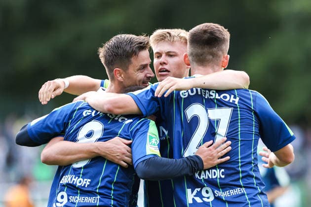 2026.08.07, xkwix, Fußball, Regionalliga West, FC Gütersloh - VfL Bochum II, Heidewaldstadion, 2.Spieltag, Saison 2026 2027: Tor zum 1:0 durch Patrik Twardzik (FC Gütersloh 18) jubel mit Aleksandar Kandic (FC Gütersloh 27) und Erik Lanfer (FC Gütersloh 28) DFB regulations prohibit any use of photographs as image sequences and or quasi-video. Photo: xKamilxWilkowskixPressefotoKochx Nordrhein-Westfalen Deutschland *** August 7, 2026, xkwix, Soccer, Regionalliga West, FC Gütersloh vs. VfL Bochum II, Heidewaldstadion, Matchday 2, 2026–2027 season: 1–0 goal by Patrik Twardzik (FC Gütersloh, 18), celebrating with Aleksandar Kandic (FC Gütersloh, 27) and Erik Lanfer (FC Gütersloh, 28). DFB regulations prohibit any use of photographs as image sequences and or quasi-video. Photo xKamilxWilkowskixPressefotoKochx North Rhine-Westphalia, Germany
