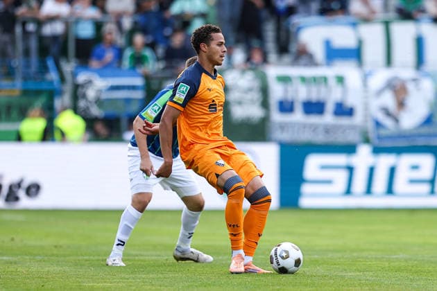 2026.08.07, xkwix, Fußball, Regionalliga West, FC Gütersloh - VfL Bochum II, Heidewaldstadion, 2.Spieltag, Saison 2026 2027: Jonathan Akaegbobi (VfL Bochum II 24) im Zweikampf gegen Björn Rother (FC Gütersloh 6) DFB regulations prohibit any use of photographs as image sequences and or quasi-video. Photo: xKamilxWilkowskixPressefotoKochx Nordrhein-Westfalen Deutschland *** August 7, 2026, xkwix, Soccer, Regionalliga West, FC Gütersloh vs. VfL Bochum II, Heidewaldstadion, Matchday 2, 2026–2027 Season: Jonathan Akaegbobi (VfL Bochum II, No. 24) in a tackle against Björn Rother (FC Gütersloh, No. 6). DFB regulations prohibit any use of photographs as image sequences and or quasi-video. Photo: xKamilxWilkowskixPressefotoKochx, North Rhine-Westphalia Westphalia, Germany