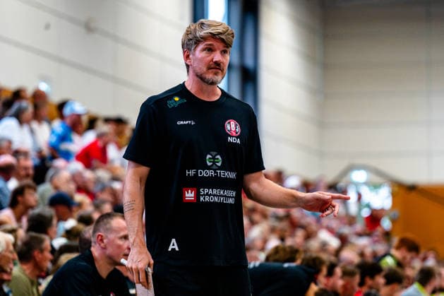 07.08.2026, xdobgx, Handball Heide-Cup 2026, HSV Hamburg - HOJ Elite v.l. Nicolaj Andersson (HoJ Elite, Trainer) gibt Anweisungen, gestikuliert mit den Armen, gesticulate, gives instructions Schneverdingen *** August 7, 2026, xdobgx, Handball Heide Cup 2026, HSV Hamburg HOJ Elite vs. Nicolaj Andersson HoJ Elite, Coach gives instructions, gesturing with his arms, gesticulate, gives instructions Schneverdingen
