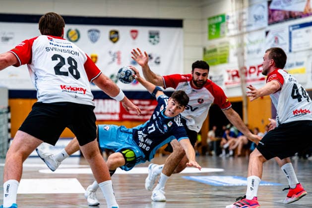 07.08.2026, xdobgx, Handball Heide-Cup 2026, HSV Hamburg - HOJ Elite v.l. Jonathan Svensson (HoJ Elite, 28), Alem Hdzic (Handball Verein Hamburg, 77) am Ball, plays the ball, Thomas Solstad (HoJ Elite, 44) Schneverdingen *** August 7, 2026, xdobgx, Handball Heide Cup 2026, HSV Hamburg HOJ Elite vs. Jonathan Svensson (HoJ Elite), 28, Alem Hdzic (Handball Sport Verein Hamburg), 77 on the ball, plays the ball, Thomas Solstad (HoJ Elite), 44 Schneverdingen