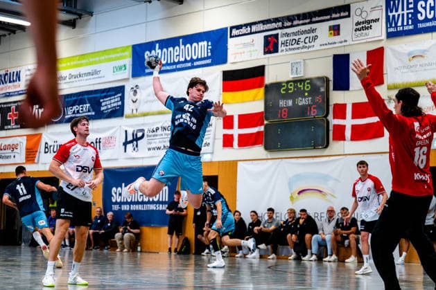 07.08.2026, xdobgx, Handball Heide-Cup 2026, HSV Hamburg - HOJ Elite v.l. Jan Christian Schmidt (Handball Verein Hamburg, 42) beim Wurf, in action, throwing, Jannick Green (HoJ Elite, 16) Schneverdingen *** August 7, 2026, xdobgx, 2026 Heide Cup Handball Tournament, HSV Hamburg HOJ Elite vs. Jan Christian Schmidt Handball Sport Verein Hamburg, 42 taking a shot, in action, throwing, Jannick Green HOJ Elite, 16 Schneverdingen