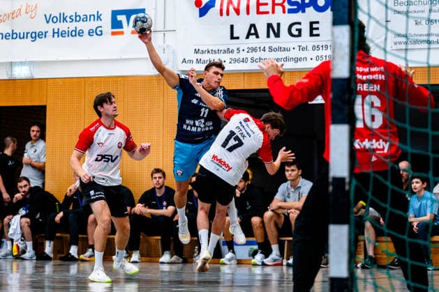07.08.2026, xdobgx, Handball Heide-Cup 2026, HSV Hamburg - HOJ Elite v.l. Nicolaj Jorgensen (Handball Verein Hamburg, 11), beim Wurf, in action, throwing, Marius Ptak (HoJ Elite, 17), Jannick Green (HoJ Elite, 16) Schneverdingen *** August 7, 2026, xdobgx, 2026 Heide Cup Handball Tournament, HSV Hamburg HOJ Elite vs. Nicolaj Jorgensen, Handball Sport Verein Hamburg, 11, shooting, in action, throwing, Marius Ptak (HOJ Elite), 17, Jannick Green (HOJ Elite), 16, Schneverdingen
