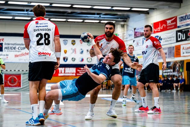 07.08.2026, xdobgx, Handball Heide-Cup 2026, HSV Hamburg - HOJ Elite v.l. Jonathan Svensson (HoJ Elite, 28), Jan Christian Schmidt (Handball Verein Hamburg, 42) beim Wurf, in action, throwing, Kassem Awed (HoJ Elite, 22) Schneverdingen *** August 7, 2026, xdobgx, 2026 Heide Cup Handball Tournament, HSV Hamburg HOJ Elite vs. Jonathan Svensson (HOJ Elite), 28, Jan Christian Schmidt (Handball Sport Verein Hamburg), 42, shooting, in action, throwing, Kassem Awed (HOJ Elite), 22, Schneverdingen