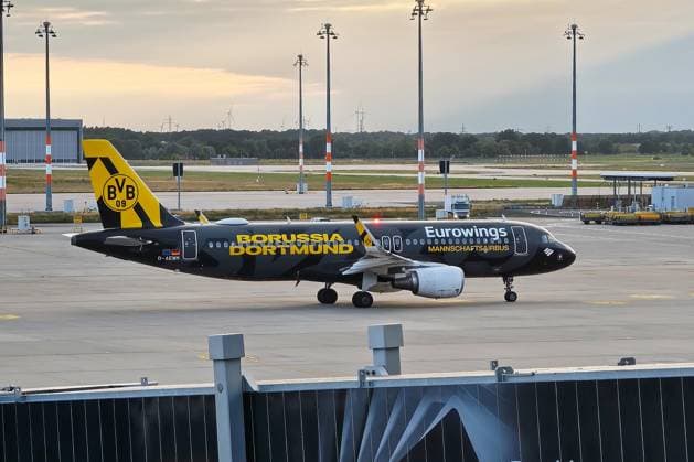 Berlin, Deutschland, 07.08.2026: Flughafen BER: Maschine von Eurowings in der Lackierung als Mannschaftsairbus von Borussia Dortmund fliegt gegen 19:55 Uhr als EW9049 nach Düsseldorf *** Berlin, Germany, August 7, 2026: At BER Airport, a Eurowings aircraft featuring Borussia Dortmund’s team livery is scheduled to depart for Düsseldorf at approximately 7:55 p.m. as flight EW9049. Copyright: xdtsxNachrichtenagenturx dts_129584