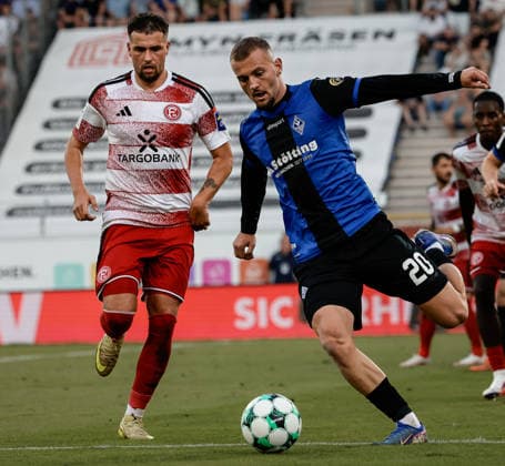 07.08.2026, xhettx, Fussball 3.Liga, SV Waldhof Mannheim - Fortuna Düsseldorf v.l. Kushtrim Asallari (SV Waldhof Mannheim, 20) am Ball vor Bouchama, Yassine (Fortuna Düsseldorf, 5) (DFL DFB REGULATIONS PROHIBIT ANY USE OF PHOTOGRAPHS as IMAGE SEQUENCES and or QUASI-VIDEO) *** August 7, 2026, xhettx, Soccer 3rd Division, SV Waldhof Mannheim vs. Fortuna Düsseldorf, l Kushtrim Asallari (SV Waldhof Mannheim), 20 with the ball in front of Bouchama, Yassine (Fortuna Düsseldorf), 5 DFL DFB REGULATIONS PROHIBIT ANY USE OF PHOTOGRAPHS AS IMAGE SEQUENCES AND OR QUASI-VIDEO
