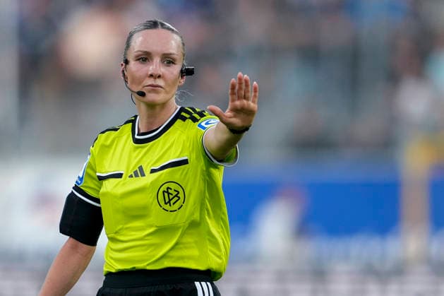 Fabienne Michel (Schiedsrichterin), gibt Anweisungen, gestikuliert, mit den Armen gestikulieren, Einzelbild, Einzelfoto, Aktion, Action, 07.08.2026, Mannheim (Deutschland), Fussball, 3. Liga, SV Waldhof Mannheim - Fortuna Düsseldorf, DFB DFL REGULATIONS PROHIBIT ANY USE OF PHOTOGRAPHS AS IMAGE SEQUENCES AND OR QUASI-VIDEO. *** Fabienne Michel, referee, giving instructions, gesturing with her arms, single frame, single photo, action, August 7, 2026, Mannheim, Germany, soccer, 3rd Division, SV Waldhof Mannheim vs. Fortuna Düsseldorf, DFB and DFL regulations prohibit any use of photographs as image sequences and or quasi-video xozx