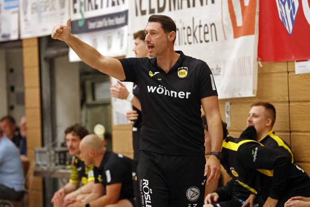 07.08.2026, xovx, Handball Lindencup, TV Hüttenberg - HSC 2000 Coburg Trainer Anel Mahmutefendic(HSC Coburg) Linden Stadthalle Hessen Deutschland (DE) *** August 7, 2026, xovx, Lindencup Handball Tournament, TV Hüttenberg vs. HSC 2000 Coburg; Coach Anel Mahmutefendic; HSC Coburg; Linden City Hall; Hesse, Germany; DE