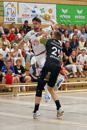 07.08.2026, xovx, Handball Lindencup, TV Hüttenberg - HSC 2000 Coburg v.l. David Kuntscher (TV Hüttenberg), Leonards Valkovskis (HSC Coburg) Linden Stadthalle Hessen Deutschland (DE) *** August 7, 2026, xovx, Lindencup Handball Tournament, TV Hüttenberg vs. HSC 2000 Coburg; from left: David Kuntscher (TV Hüttenberg), Leonards Valkovskis (HSC Coburg); Linden City Hall, Hesse, Germany, DE