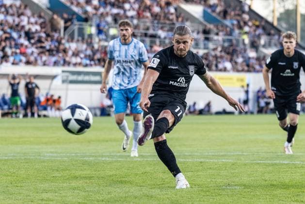 SV Stuttgarter Kickers vs. SSV Ulm 1846 Fußball, Fussball, Regionalliga, 1. Spieltag, GAZI-Stadion auf der Waldau Stuttgart 07.08.26 Elfmeter Torjubel Jubel Freude nach Treffer Tor Torschuss zum 0:1 durch Dennis Chessa (SSV Ulm 1846 Fußball, 11) SV Stuttgarter Kickers vs. SSV Ulm 1846 Fußball, Fussball, Regionalliga, 1. Spieltag, GAZI-Stadion auf der Waldau Stuttgart 07.08.26 Foto: Lucca Fundel Stuttgart GAZI-Stadion auf der Waldau Baden-Württemberg Deutschland *** SV Stuttgarter Kickers vs. SSV Ulm 1846 Soccer, Regionalliga, Matchday 1, GAZI Stadium at Waldau, Stuttgart, August 26, 2007—Penalty kick, goal celebration, cheers, joy after the goal—Dennis Chessa scores the 0–1 goal for SSV Ulm 1846, soccer, 11 SV Stuttgarter Kickers vs. SSV Ulm 1846 Soccer, Regionalliga, Matchday 1, GAZI Stadium auf der Waldau, Stuttgart, August 26, 2007 Photo by Lucca Fundel, Stuttgart, GAZI Stadium auf der Waldau, Baden-Württemberg, Germany