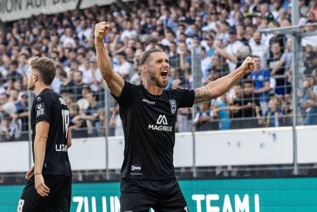 SV Stuttgarter Kickers vs. SSV Ulm 1846 Fußball, Fussball, Regionalliga, 1. Spieltag, GAZI-Stadion auf der Waldau Stuttgart 07.08.26 Elfmeter Torjubel Jubel Freude nach Treffer Tor Torschuss zum 0:1 durch Dennis Chessa (SSV Ulm 1846 Fußball, 11). v.l. Steffen Meuer (SSV Ulm 1846 Fußball, 18), Dennis Chessa (SSV Ulm 1846 Fußball, 11), Oliver Wähling (SSV Ulm 1846 Fußball, 10) SV Stuttgarter Kickers vs. SSV Ulm 1846 Fußball, Fussball, Regionalliga, 1. Spieltag, GAZI-Stadion auf der Waldau Stuttgart 07.08.26 Foto: Lucca Fundel Stuttgart GAZI-Stadion auf der Waldau Baden-Württemberg Deutschland *** SV Stuttgarter Kickers vs. SSV Ulm 1846 Soccer, Regionalliga, Matchday 1, GAZI Stadium at Waldau, Stuttgart, August 7, 2007, 8:26 p.m. Penalty kick, goal celebration, jubilation, joy after the goal, shot on goal for the 0–1 lead by Dennis Chessa, SSV Ulm 1846 Soccer, 11 (left) Steffen Meuer SSV Ulm 1846 Soccer, 18, Dennis Chessa SSV Ulm 1846 Soccer, 11, Oliver Wähling SSV Ulm 1846 Soccer, 10 SV Stuttgarter Kickers vs. SSV Ulm 1846 Soccer, Regional League, Matchday 1, GAZI Stadium on the Waldau, Stuttgart, August 7, 2008. Photo by Lucca Fundel, Stuttgart, GAZI Stadium on the Waldau, Baden-Württemberg, Germany