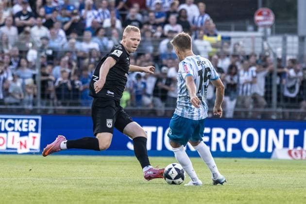 SV Stuttgarter Kickers vs. SSV Ulm 1846 Fußball, Fussball, Regionalliga, 1. Spieltag, GAZI-Stadion auf der Waldau Stuttgart 07.08.26 v.l. Leon Müller (SSV Ulm 1846 Fußball, 17), Nico Blank (SV Stuttgarter Kickers, 15) SV Stuttgarter Kickers vs. SSV Ulm 1846 Fußball, Fussball, Regionalliga, 1. Spieltag, GAZI-Stadion auf der Waldau Stuttgart 07.08.26 Foto: Lucca Fundel Stuttgart GAZI-Stadion auf der Waldau Baden-Württemberg Deutschland *** SV Stuttgarter Kickers vs. SSV Ulm 1846 Soccer, Regionalliga, Matchday 1, GAZI Stadium at Waldau, Stuttgart, August 7, 2007, from left: Leon Müller, SSV Ulm 1846 Soccer, 17, Nico Blank, SV Stuttgarter Kickers, 15, SV Stuttgarter Kickers vs. SSV Ulm 1846, soccer, Regionalliga, Matchday 1, GAZI Stadium on the Waldau, Stuttgart, August 26, 2007. Photo by Lucca Fundel, Stuttgart, GAZI Stadium on the Waldau, Baden-Württemberg, Germany