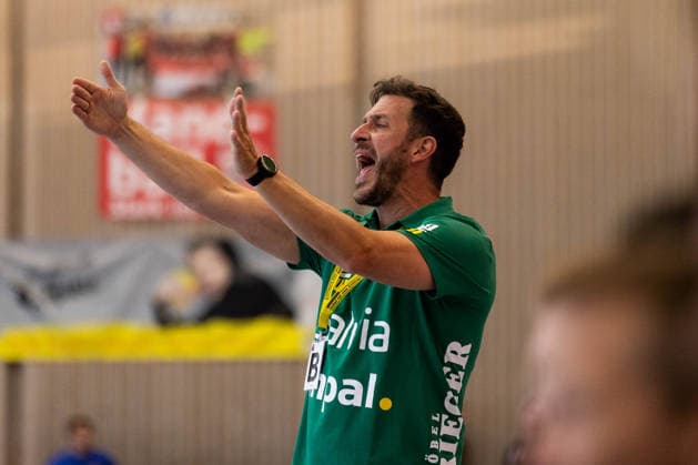 Ben MATSCHKE (FRISCH AUF! Goeppingen, Trainer) Geste, gestikuliert, gibt Anweisungen, Aktion GER, FRISCH AUF! Goeppingen vs. TSV Neuhausen Filder, Handball, Vorbereitung, Turnier, S-Cup Altensteig, Viertelfinale, Spielzeit 2026 2027, 07.08.2026, GER, FRISCH AUF! Goeppingen vs. TSV Neuhausen Filder, Handball, Vorbereitung, Turnier, S-Cup Altensteig, Viertelfinale, Spielzeit 2026 2027, 07.08.2026, Altensteig *** Ben MATSCHKE FRISCH AUF Goeppingen, Coach gesturing, giving instructions, Action GER, FRISCH AUF Goeppingen vs. TSV Neuhausen Filder, Handball, Preseason, Tournament, S Cup Altensteig, Quarterfinals, 2026–2027 Season, August 7, 2026, GER, FRISCH AUF Goeppingen vs. TSV Neuhausen Filder, handball, preseason, tournament, S Cup Altensteig, quarterfinals, 2026–2027 season, August 7, 2026, Altensteig Copyright: xEibnerxPressefoto OliverxSchmidtx EP_OST