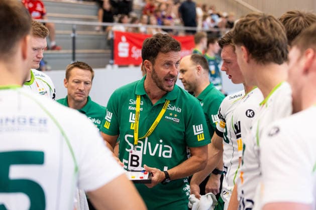 Ben MATSCHKE (FRISCH AUF! Goeppingen, Trainer) gibt Anweisungen in der Auszeit, Time-out GER, FRISCH AUF! Goeppingen vs. TSV Neuhausen Filder, Handball, Vorbereitung, Turnier, S-Cup Altensteig, Viertelfinale, Spielzeit 2026 2027, 07.08.2026, GER, FRISCH AUF! Goeppingen vs. TSV Neuhausen Filder, Handball, Vorbereitung, Turnier, S-Cup Altensteig, Viertelfinale, Spielzeit 2026 2027, 07.08.2026, Altensteig *** Ben MATSCHKE FRISCH AUF Goeppingen, Coach gives instructions during a timeout, Timeout GER, FRISCH AUF Goeppingen vs. TSV Neuhausen Filder, Handball, Preseason, Tournament, S Cup Altensteig, Quarterfinals, 2026–2027 Season, August 7, 2026, GER, FRISCH AUF Goeppingen vs. TSV Neuhausen Filder, Handball, Preseason, Tournament, S Cup Altensteig, Quarterfinals, 2026–2027 Season, August 7, 2026, Altensteig Copyright: xEibnerxPressefoto OliverxSchmidtx EP_OST