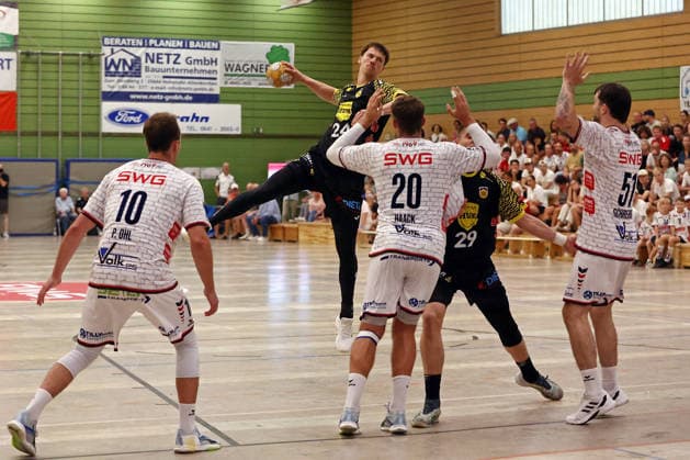 07.08.2026, xovx, Handball Lindencup, TV Hüttenberg - HSC 2000 Coburg v.l. Paul Ohl (TV Hüttenberg), Sven Wesseling (HSC Coburg), Leif Haack (TV Hüttenberg), Leonards Valkovskis (HSC Coburg), Hendrik Schreiber (TV Hüttenberg) Linden Stadthalle Hessen Deutschland (DE) *** August 7, 2026, xovx, Lindencup Handball Tournament, TV Hüttenberg vs. HSC 2000 Coburg: Paul Ohl (TV Hüttenberg), Sven Wesseling (HSC Coburg), Leif Haack (TV Hüttenberg), Leonards Valkovskis, HSC Coburg; Hendrik Schreiber, TV Hüttenberg; Linden Stadthalle, Hesse, Germany, DE