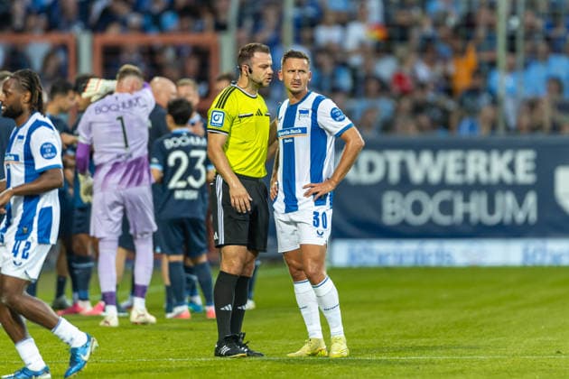 Schiedsrichter Wolfgang Haslberger und Paul Seguin (Hertha BSC Berlin) spricht mit waehrend des spiels der 2. Bundesliga zwischen VfL Bochum und Hertha BSC, Vonovia Ruhrstadion am 07. August 2026 in Bochum, Deutschland. (Foto von xxx DeFodi Images) +++ Schiedsrichter Wolfgang Haslberger und Paul Seguin (Hertha BSC Berlin) speaks with during the 2nd Bundesliga match between VfL Bochum and Hertha BSC at Vonovia Ruhrstadion on August 7, 2026 in Bochum, Germany. (Photo by xxx DeFodi Images) DFB DFL REGULATIONS PROHIBIT ANY USE OF PHOTOGRAPHS AS IMAGE SEQUENCES AND OR QUASI-VIDEO. - *** Referee Wolfgang Haslberger and Paul Seguin of Hertha BSC Berlin talk during the 2. Bundesliga match between VfL Bochum and Hertha BSC at the Vonovia Ruhrstadion on August 7, 2026, in Bochum, Germany Photo by xxx DeFodi Images Referees Wolfgang Haslberger and Paul Seguin of Hertha BSC Berlin speak with each other during the 2. Bundesliga match between VfL Bochum and Hertha BSC at Vonovia Ruhrstadion on August 7, 2026 in Bochum, Germany. Photo by xxx DeFodi Images. DFB and DFL regulations prohibit any use of photographs as image sequences and or quasi-video.