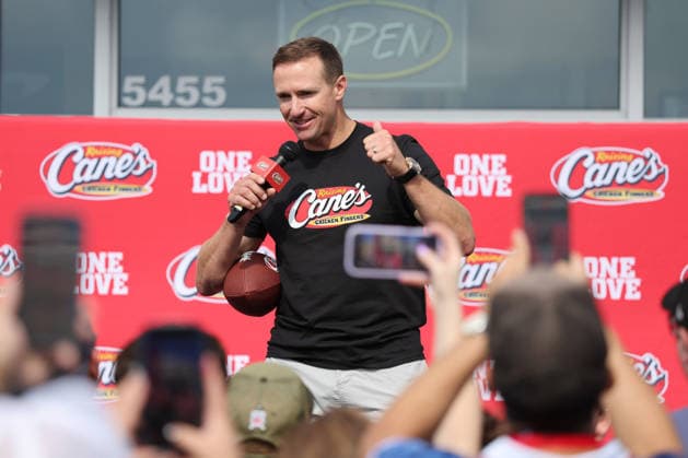 Football legend and newly enshrined Hall of Famer Drew Brees talks to fans as part of a appearance at a Raising Cain s Chicken location in Canton, Ohio, on Friday, August 7, 2026. Brees surprised fans by trading the football field for the fryer, working a special shift. Aaron Josefczyk UPI  CAN2026080705 AARONxJOSEFCZYK