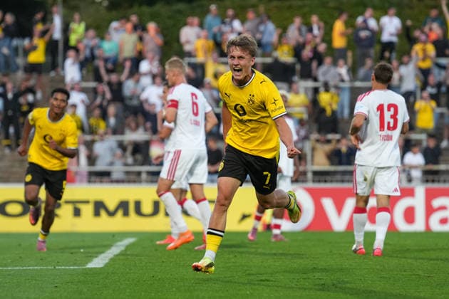 Freitag, 07.08.2026 Saison 2026 2027 2. Spieltag Regionalliga West im Stadion Rote Erde, Dortmund, Germany. BV Borussia Dortmund U23 - 1. FC Köln U21, U 21 Torjubel nach dem 1:0 durch Tim Degener (BVB). *** Friday, August 7, 2026 2026–2027 Season, Matchday 2 of the Regionalliga West at Rote Erde Stadium, Dortmund, Germany BV Borussia Dortmund U23 vs. 1. FC Köln U21 Fans celebrate after Tim Degener scores the 1–0 goal for BVB