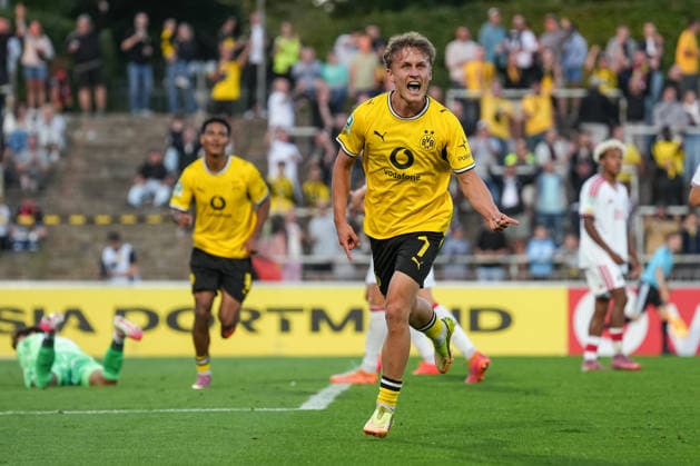 Freitag, 07.08.2026 Saison 2026 2027 2. Spieltag Regionalliga West im Stadion Rote Erde, Dortmund, Germany. BV Borussia Dortmund U23 - 1. FC Köln U21, U 21 Torjubel nach dem 1:0 durch Tim Degener (BVB). *** Friday, August 7, 2026 2026–2027 Season, Matchday 2 of the Regionalliga West at Rote Erde Stadium, Dortmund, Germany BV Borussia Dortmund U23 vs. 1. FC Köln U21 Fans celebrate after Tim Degener scores the 1–0 goal for BVB