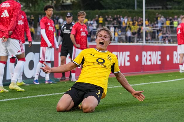 Freitag, 07.08.2026 Saison 2026 2027 2. Spieltag Regionalliga West im Stadion Rote Erde, Dortmund, Germany. BV Borussia Dortmund U23 - 1. FC Köln U21, U 21 Torjubel nach dem 1:0 durch Tim Degener (BVB). *** Friday, August 7, 2026 2026–2027 Season, Matchday 2 of the Regionalliga West at Rote Erde Stadium, Dortmund, Germany BV Borussia Dortmund U23 vs. 1. FC Köln U21 Fans celebrate after Tim Degener scores the 1–0 goal for BVB