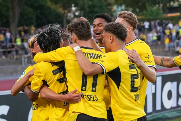 Freitag, 07.08.2026 Saison 2026 2027 2. Spieltag Regionalliga West im Stadion Rote Erde, Dortmund, Germany. BV Borussia Dortmund U23 - 1. FC Köln U21, U 21 Torjubel nach dem 1:0 durch Tim Degener (BVB). *** Friday, August 7, 2026 2026–2027 Season, Matchday 2 of the Regionalliga West at Rote Erde Stadium, Dortmund, Germany BV Borussia Dortmund U23 vs. 1. FC Köln U21 Fans celebrate after Tim Degener scores the 1–0 goal for BVB
