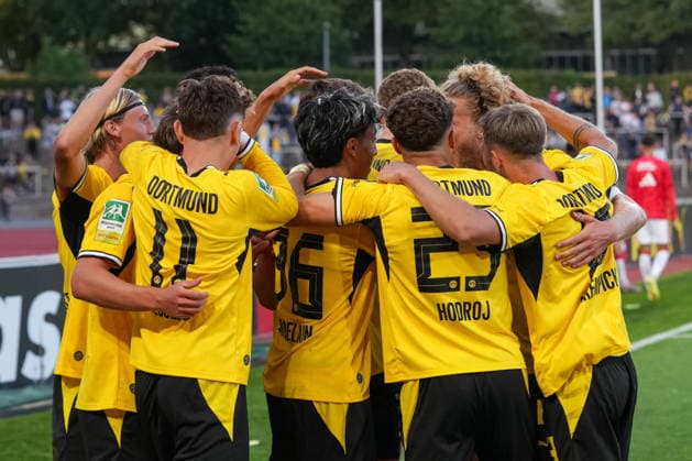 Freitag, 07.08.2026 Saison 2026 2027 2. Spieltag Regionalliga West im Stadion Rote Erde, Dortmund, Germany. BV Borussia Dortmund U23 - 1. FC Köln U21, U 21 Torjubel nach dem 1:0 durch Tim Degener (BVB). *** Friday, August 7, 2026 2026–2027 Season, Matchday 2 of the Regionalliga West at Rote Erde Stadium, Dortmund, Germany BV Borussia Dortmund U23 vs. 1. FC Köln U21 Fans celebrate after Tim Degener scores the 1–0 goal for BVB