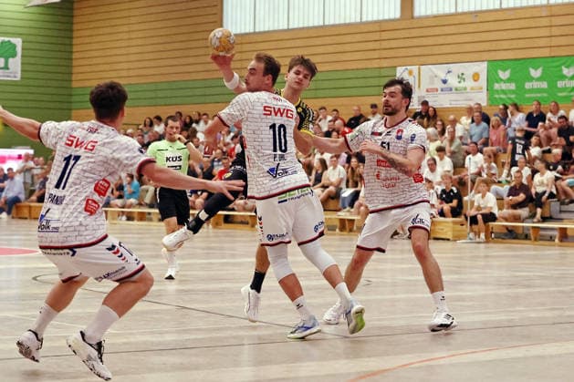 07.08.2026, xovx, Handball Lindencup, TV Hüttenberg - HSC 2000 Coburg v.l. Phil Spandau (TV Hüttenberg), Paul Ohl (TV Hüttenberg), Marin Lisac (HSC Coburg), Hendrik Schreiber (TV Hüttenberg) Linden Stadthalle Hessen Deutschland (DE) *** August 7, 2026, xovx, Lindencup Handball Tournament, TV Hüttenberg vs. HSC 2000 Coburg; from left: Phil Spandau (TV Hüttenberg), Paul Ohl (TV Hüttenberg), Marin Lisac (HSC Coburg), Hendrik Schreiber (TV Hüttenberg); Linden Stadthalle, Hesse, Germany, DE