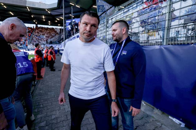 08.07.2026, Fußball, VfL Bochum - Hertha BSC, 2. Fußball-Bundesliga, 1. Spieltag, Vonovia Ruhrstadion, Saison 2026 2027: Benjamin Weber (Hertha BSC Sportdirektor) Spricht mit den Ultras Spielverzögerung wegen einem versperrten Fluchtweg in der Gästekurve Spielunterbrechung Zaunfahne Banner kurve DFB regulations prohibit any use of photographs as image sequences and or quasi-video. Nordrhein-Westfalen Deutschland *** July 8, 2026, Soccer, VfL Bochum vs. Hertha BSC, 2. Bundesliga, Matchday 1, Vonovia Ruhrstadion, 2026–2027 Season: Benjamin Weber, Hertha BSC’s sporting director, speaks with the Ultras; match delayed due to a blocked emergency exit in the visitors’ section; match interrupted; fence banner in the stands; DFB regulations prohibit any use of photographs as image sequences and or quasi-video North Rhine-Westphalia, Germany