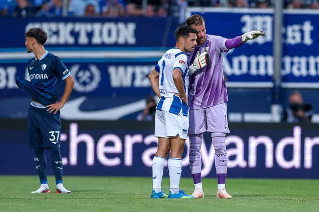 08.07.2026, Fußball, VfL Bochum - Hertha BSC, 2. Fußball-Bundesliga, 1. Spieltag, Vonovia Ruhrstadion, Saison 2026 2027: Spielverzögerung wegen einem versperrten Fluchtweg in der Gästekurve Spielunterbrechung Zaunfahne Banner kurve Torwart Timo Horn (VfL Bochum 01) und Josip Brekalo (Hertha BSC 07) gestikulierend auf dem Spielfeld DFB regulations prohibit any use of photographs as image sequences and or quasi-video. Nordrhein-Westfalen Deutschland *** July 8, 2026, Soccer, VfL Bochum vs. Hertha BSC, 2. Bundesliga, Matchday 1, Vonovia Ruhrstadion, 2026–2027 season; game delayed due to a blocked emergency exit in the visitors’ section; game interruption; fence banner; section; goalkeeper Timo Horn (VfL Bochum 01) and Josip Brekalo (Hertha BSC 07) gesturingon the field; DFB regulations prohibit any use of photographs as image sequences and or quasi-video; North Rhine-Westphalia, Germany