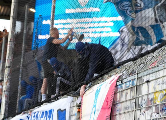Eine Sicherheitsdurchsage auf der Videotafel fordert die mitgereisten Fans von Hertha BSC auf, ein Banner zu entfernen, das ein Flucht- und Rettungstor blockiert. Das Spiel wird waehrenddessen kurzzeitig unterbrochen. GER, VfL Bochum 1848 vs Hertha BSC, 2. Bundesliga, 1. Spieltag, Saison 2026-27, Vonovia Ruhrstadion, Bochum, 07.08.2026 DFL REGULATIONS PROHIBIT ANY USE OF PHOTOGRAPHS AS IMAGE SEQUENCES AND OR QUASI-VIDEO Foto: HMB Media Scott W. Coleman Bochum Vonovia Ruhrstadion Nordrhein-Westfalen GER Copyright: xScottxW.xColemanx