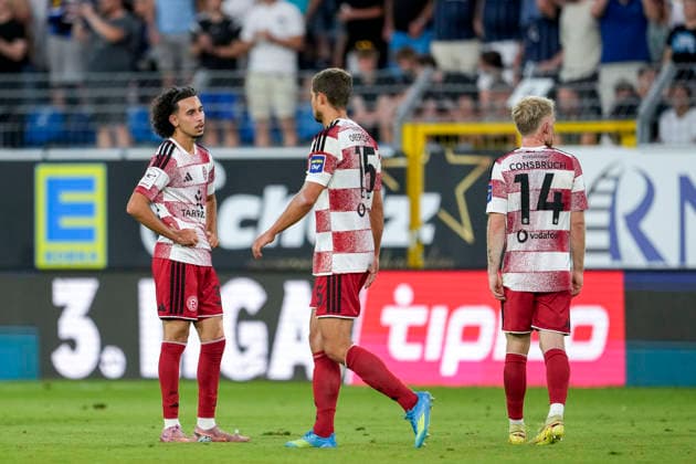 v.li.: Anas Slimani (F95, 34), Tim Oberdorf (F95, 15), Jomaine Consbruch (F95, 14), Spieler von Fortuna Düsseldorf, enttäuscht über die Niederlage, Enttäuschung nach dem Schlusspfiff, Highlight, Verlierer, verloren, Frustration, disappointed, pessimistisch, 07.08.2026, Mannheim (Deutschland), Fussball, 3. Liga, SV Waldhof Mannheim - Fortuna Düsseldorf, DFB DFL REGULATIONS PROHIBIT ANY USE OF PHOTOGRAPHS AS IMAGE SEQUENCES AND OR QUASI-VIDEO. *** From left: Anas Slimani F95, 34, Tim Oberdorf F95, 15, Jomaine Consbruch F95, 14, Fortuna Düsseldorf players, disappointed by the loss, disappointment after the final whistle, highlight, losers, lost, frustration, disappointed, pessimistic, August 7, 2026, Mannheim, Germany, soccer, 3rd Division, SV Waldhof Mannheim vs. Fortuna Düsseldorf, DFB and DFL regulations prohibit any use of photographs as image sequences and or quasi-video xozx