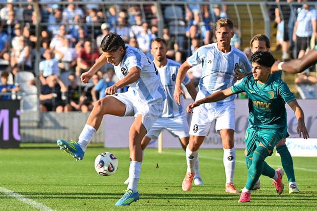Torchance Loris HUSIC (TSV 1860 Muenchen) mit der Hacke.Aktion.Strafraumszene. Fussball Regionalliga Bayern Saison 2026 2027,26 27 3.Spieltag TSV 1860 Muenchen - FC Augsburg II am 07.08.2026 in Muenchen GRUENWALDER STADION. *** Scoring chance by Loris HUSIC of TSV 1860 Munich with a backheel move in the penalty area—Bavarian Regional League soccer, 2026–2027 season,Matchday 26–27, Game 3: TSV 1860 Munich vs. FC Augsburg II on August 7, 2026, at Grünwalder Stadion in Munich
