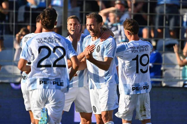 Kollektiver Torjubel um Michael EBERWEIN (1860 Muenchen) nach Tor zum 1-0, Jubel,Freude,Begeisterung,Aktion. Fussball Regionalliga Bayern Saison 2026 2027,26 27 3.Spieltag TSV 1860 Muenchen - FC Augsburg II am 07.08.2026 in Muenchen GRUENWALDER STADION. *** Collective goal celebration for Michael EBERWEIN of 1860 Munich after scoring the 1-0 goal; celebration, joy,excitement, action—Bavarian Regional League soccer, 2026–2027 season, Matchday 26–27, Game 3: TSV 1860 Munich vs. FC Augsburg II on August 7, 2026, at Grünwalder Stadion in Munich