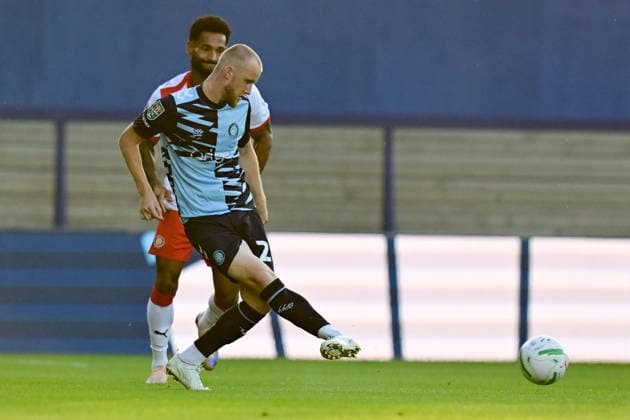 Wycombe Wanderers v Stevenage, EFL Cup Wycombe Wanderers midfielder Ewan Henderson (20) looks to release the ball during the EFL Cup match between Wycombe Wanderers and Stevenage at Adams Park, High Wycombe, UK on 7 August 2026. High Wycombe Adams Park Buckinghamshire UK Editorial use only DataCo restrictions apply See www.football-dataco.com , Copyright: xDennisxGoodwinx PSI-24673-0001