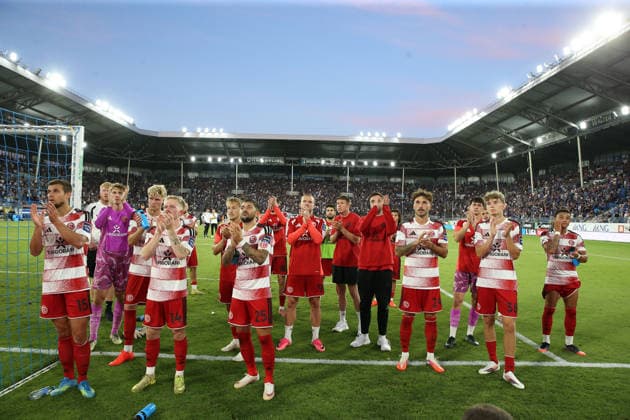 07.08.2026, xrekx, Fussball 3.Liga, SV Waldhof Mannheim - Fortuna Düsseldorf v.l. Spielende Tim Oberdorf (Fortuna Duesseldorf) Jomaine Consbruch (Fortuna Duesseldorf) Matthias Zimmermann (Fortuna Duesseldorf) bedankt bedanken sich bei den Fans, the player thanks the fans for their support (DFL DFB REGULATIONS PROHIBIT ANY USE OF PHOTOGRAPHS as IMAGE SEQUENCES and or QUASI-VIDEO) Mannheim *** August 7, 2026, xrekx, Soccer 3rd Division, SV Waldhof Mannheim vs. Fortuna Düsseldorf – End of the game: Tim Oberdorf (Fortuna Düsseldorf), Jomaine Consbruch (Fortuna Düsseldorf), and Matthias Zimmermann (Fortuna Düsseldorf) thank the fans, the player thanks the fans for their support. DFL and DFB regulations prohibit any use of photographs as image sequences and or quasi-video. Mannheim