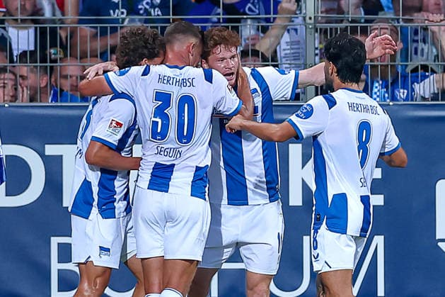 08.07.2026, Fußball, VfL Bochum - Hertha BSC, 2. Fußball-Bundesliga, 1. Spieltag, Vonovia Ruhrstadion, Saison 2026 2027: Torjubel nach dem Tor zum 1:0 durch Torschütze Sebastian Grönning (Hertha BSC 17) zusammen mi tPaul Seguin (Hertha BSC 30) Kevin Sessa (Hertha BSC 08) DFB regulations prohibit any use of photographs as image sequences and or quasi-video. Nordrhein-Westfalen Deutschland *** July 8, 2026, Soccer, VfL Bochum vs. Hertha BSC, 2. Bundesliga, Matchday 1, Vonovia Ruhrstadion, 2026–2027 Season: Goal celebration after the 1–0 goal by Sebastian Grönning (Hertha BSC 17) alongside Paul Seguin (Hertha BSC 30) and Kevin Sessa (Hertha BSC 08). DFB regulations prohibit any use of photographs as image sequences and or quasi-video North Rhine-Westphalia, Germany