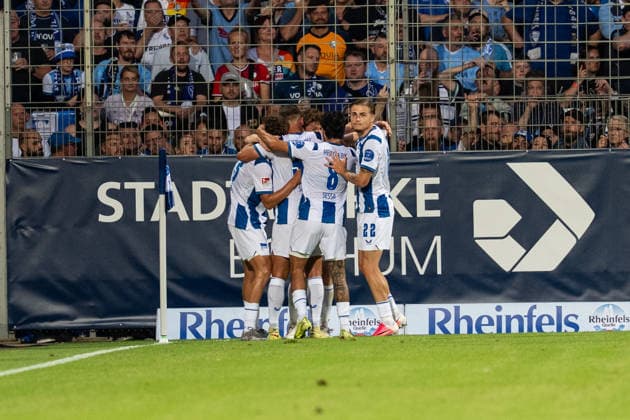 07.08.2026, GER Deutschland, Fussball, Saison 2026 2027, 2. Bundesliga, 1. Spieltag: VfL Bochum vs Hertha BSC Berlin Torjubel Jubel ueber das Tor zum 0:1 durch Sebastian Gronning (Hertha BSC Berlin, 17) Kevin Sessa (Hertha BSC Berlin, 8) Marten Winkler (Hertha BSC Berlin, 22) Bochum Vonovia Ruhrstadion Nordrhein Westfalen Deutschland *** August 7, 2026, GER Germany, Soccer, 2026–2027 Season, 2. Bundesliga, Matchday 1: VfL Bochum vs. Hertha BSC Berlin; Goal celebration: Cheers for the 0–1 goal scored by Sebastian Gronning of Hertha BSC Berlin, 17 Kevin Sessa (Hertha BSC Berlin), 8 Marten Winkler (Hertha BSC Berlin), 22 Bochum, Vonovia Ruhrstadion, North Rhine-Westphalia, Germany Copyright: xnordphotoxGmbHx xSchulzex