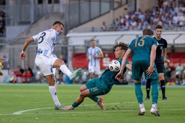 Raphael Wach 8 (TSV 1860 Muenchen) im Zweikampf mit Konas Ruf 18 (FC Augsburg II), TSV 1860 von Muenchen vs. FC Augsburg II, Fussball, Regionalliga Bayern, 3. Spieltag, 07.08.2026 DFB regulations prohibit any use of photographs as image sequences and or quasi-video Muenchen Bayern Deutschland *** Raphael Wach 8 of TSV 1860 Munich in a tackle with Konas Ruf 18 of FC Augsburg II, TSV 1860 Munich vs. FC Augsburg II, Soccer, Bavarian Regional League, Matchday 3, August 7, 2026 DFB regulations prohibit any use of photographs as image sequences and or quasi-video Munich, Bavaria, Germany Copyright: xkolbert-press UlrichxGamelx