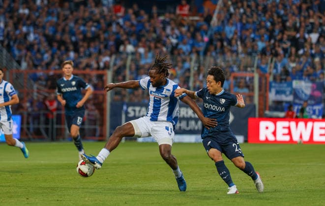 Deutschland: Fussball 2.Bundesliga 2026 2027, 1. Spieltag - VfL Bochum vs Hertha BSC - Vonovia Ruhrstadion (Bochum): im Zweikampf Deyovaisio Zeefuik (Hertha BSC, 42) Koji Miyoshi (VfL Bochum, 23) *** Germany Soccer 2. Bundesliga 2026–2027, Matchday 1: VfL Bochum vs. Hertha BSC at Vonovia Ruhrstadion in Bochum—Deyovaisio Zeefuik (Hertha BSC, 42) and Koji Miyoshi (VfL Bochum, 23) in a tackle Copyright: xAymanxAlahmedx